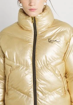 Bester Verkauf 🧨 Karl Kani CHEST SIGNATURE PUFFER JACKET - Winterjacke - Gold, Damen ✨ -Karl Kani Verkäufe 824d6ab4adf3476d85444d683f6357b2