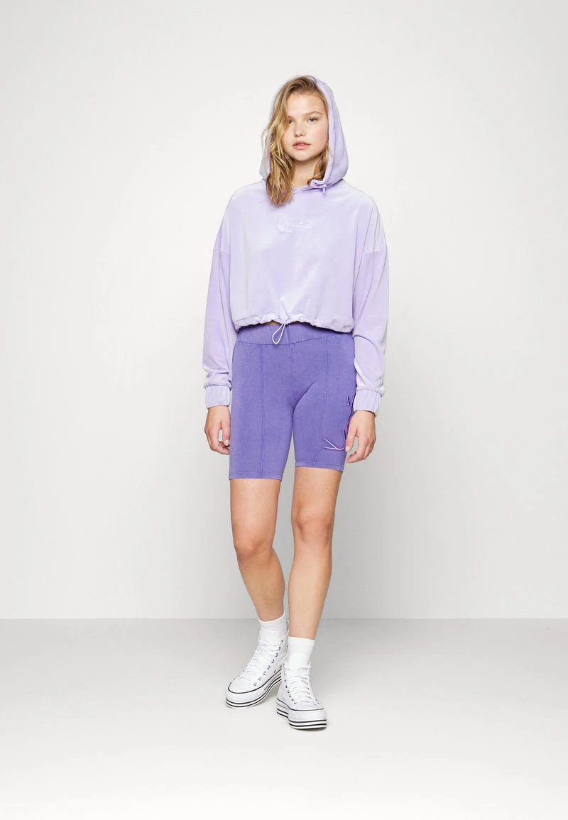 Billig ⌛ Karl Kani SMALL SIGNATURE CROP HOODIE - Kapuzenpullover - Lila, Damen ❤️ 2 Billig ⌛ Karl Kani SMALL SIGNATURE CROP HOODIE - Kapuzenpullover - Lila, Damen ❤️ – Bild 2