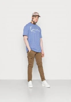 Angebote 😉 Karl Kani SIGNATURE LOGO PINSTRIPE TEE BLUE UNISEX - T-Shirt Print - Blue ⌛ 6 Angebote 😉 Karl Kani SIGNATURE LOGO PINSTRIPE TEE BLUE UNISEX - T-Shirt Print - Blue ⌛ -Karl Kani Verkäufe 867e8e4a84c7484b8de231b1627392e7