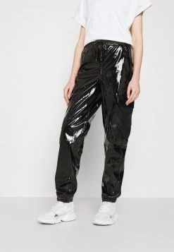 Rabatt 🔔 Karl Kani SIGNATURE GLOSSY PANTS - Stoffhose - Black, Damen ✨
