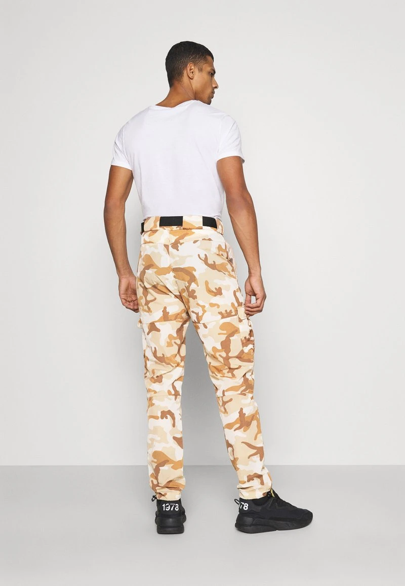 Rabatt ⭐ Karl Kani SIGNATURE CAMO CRINCLE PANTS - Cargohose - Beige/sand, Herren 👍 3 Rabatt ⭐ Karl Kani SIGNATURE CAMO CRINCLE PANTS - Cargohose - Beige/sand, Herren 👍 – Bild 3