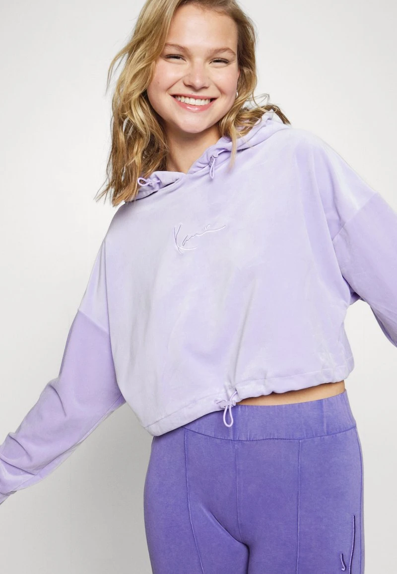 Billig ⌛ Karl Kani SMALL SIGNATURE CROP HOODIE - Kapuzenpullover - Lila, Damen ❤️ 4 Billig ⌛ Karl Kani SMALL SIGNATURE CROP HOODIE - Kapuzenpullover - Lila, Damen ❤️ – Bild 4