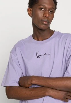 Aktion ❤️ Karl Kani SIGNATURE TEE UNISEX - T-Shirt Basic - Lilac 🔔 -Karl Kani Verkäufe 92291fbed6a245e2a16361e6284f6d78