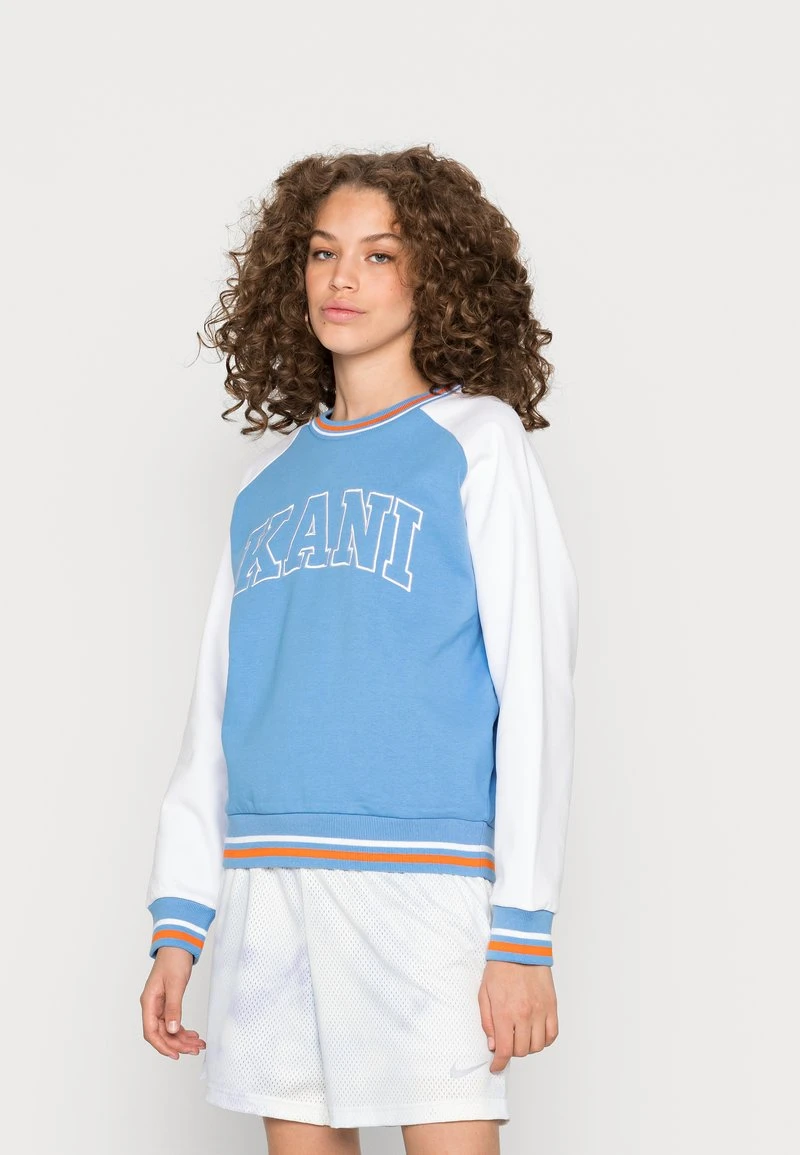 Großhandel 👍 Karl Kani SERIF BLOCK COLLEGE CREW - Sweatshirt - Blue, Damen ✔️ 1 Großhandel 👍 Karl Kani SERIF BLOCK COLLEGE CREW - Sweatshirt - Blue, Damen ✔️