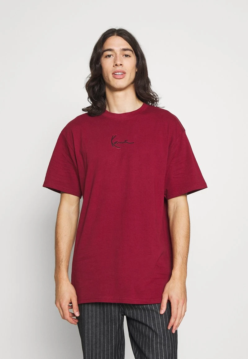 Billig 🤩 Karl Kani SIGNATURE ESSENTIAL TEE UNISEX - T-Shirt Basic - Dark Red ⭐ 1 Billig 🤩 Karl Kani SIGNATURE ESSENTIAL TEE UNISEX - T-Shirt Basic - Dark Red ⭐