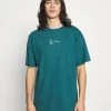 Billig ⌛ Karl Kani SMALL SIGNATURE ESSENTIAL TEE UNISEX - T-Shirt Basic - Petrol 🎉 -Karl Kani Verkäufe 94baed1ff1134e54871407ba0408ba7d