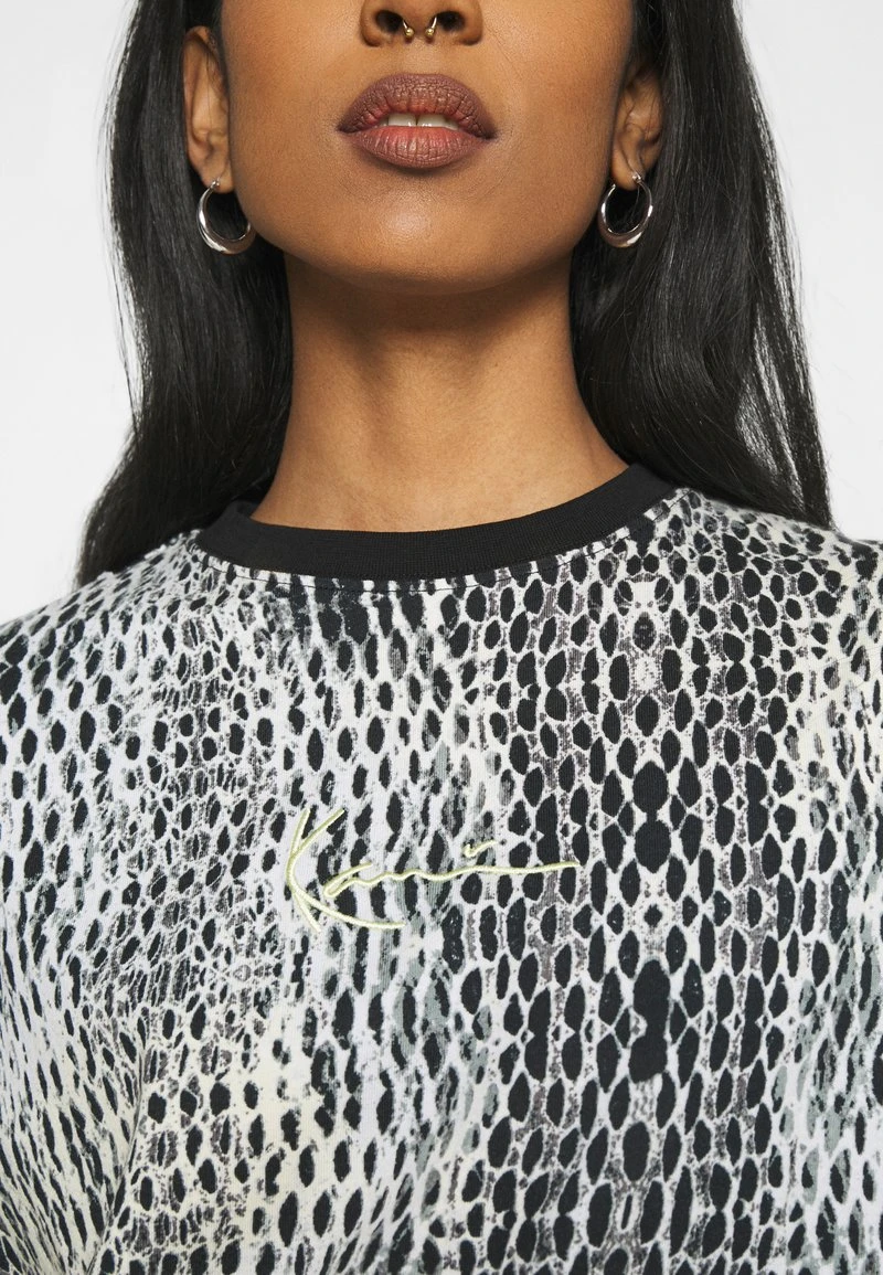 Coupon 🎉 Karl Kani SMALL SIGNATURE SNAKE OVERSIZE TEE - T-Shirt Print - White, Damen ✨ 6 Coupon 🎉 Karl Kani SMALL SIGNATURE SNAKE OVERSIZE TEE - T-Shirt Print - White, Damen ✨ – Bild 6