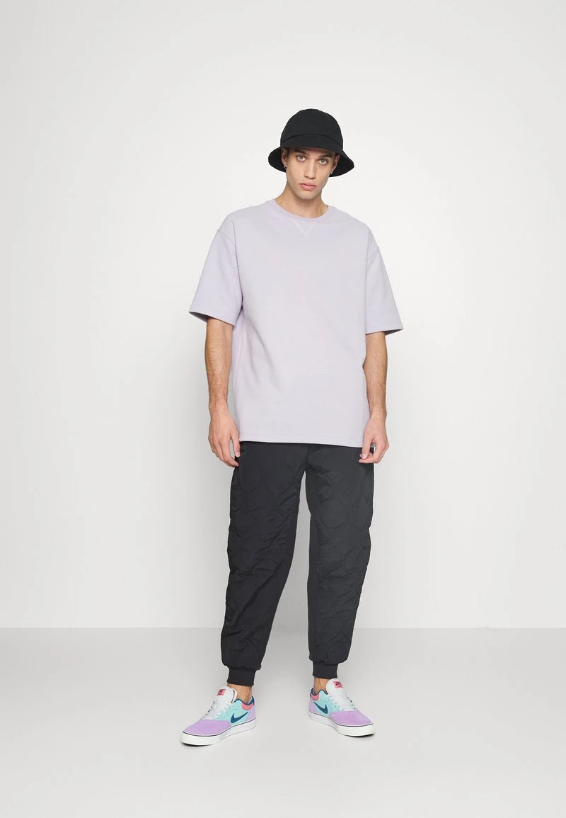 Brandneu 😍 Karl Kani SMALL SIGNATURE QUILTED PANTS UNISEX - Stoffhose - Black 😀 2 Brandneu 😍 Karl Kani SMALL SIGNATURE QUILTED PANTS UNISEX - Stoffhose - Black 😀 – Bild 2