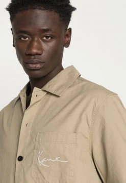 Brandneu 🌟 Karl Kani CHEST SIGNATURE SHORT SLEEVE - Hemd - Military Green, Herren 👍 -Karl Kani Verkäufe 9c17bd4db9cf4c7c83fc2aef2ce3bcdd