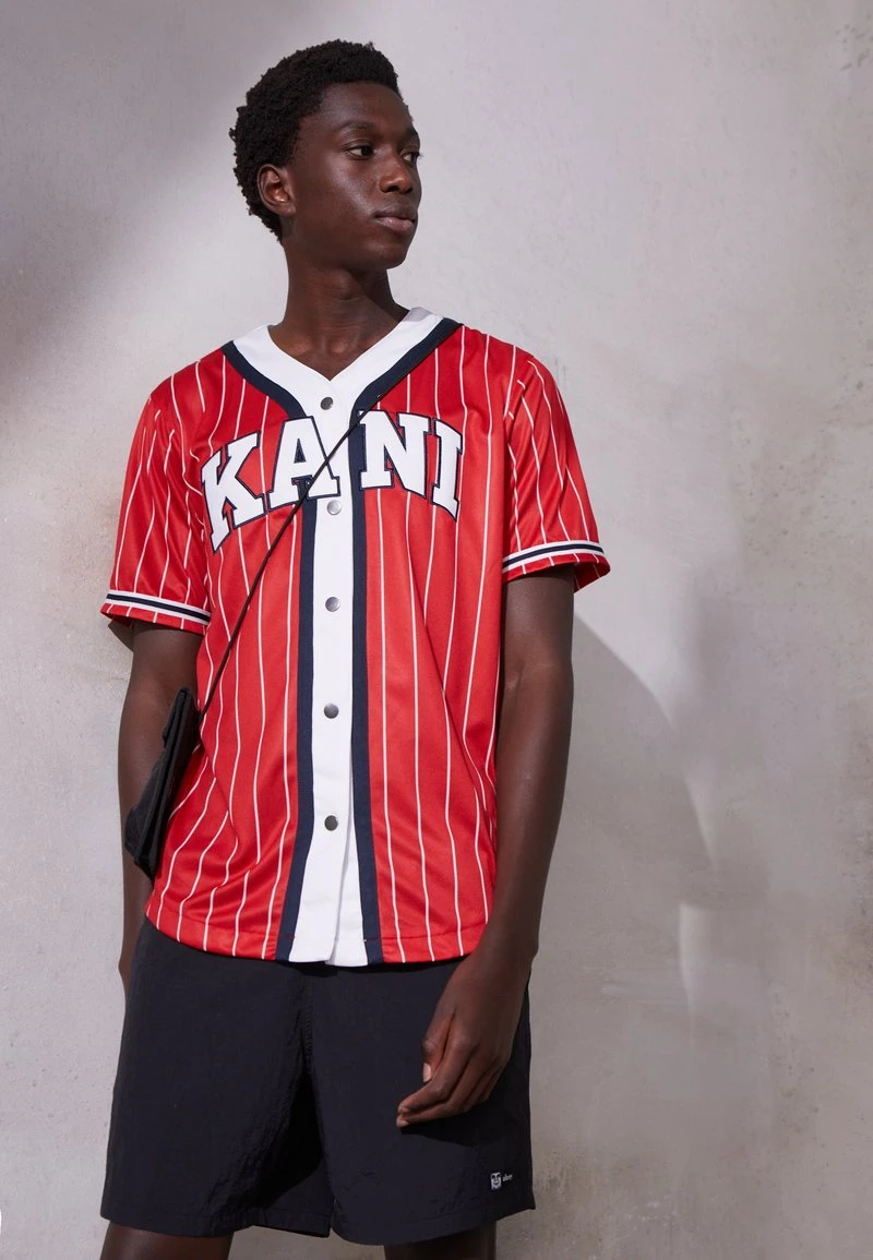 Rabatt 🧨 Karl Kani SERIF ⚾ BASEBALL SHIRT - Hemd - Red, Herren ⭐ 1 Rabatt 🧨 Karl Kani SERIF ⚾ BASEBALL SHIRT - Hemd - Red, Herren ⭐