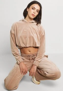 Aktion ⌛ Karl Kani SMALL SIGNATURE CROP VELVET HOODIE - Kapuzenpullover - Dark Sand, Damen ⭐ -Karl Kani Verkäufe a044705557524d3782043f35ce596e04