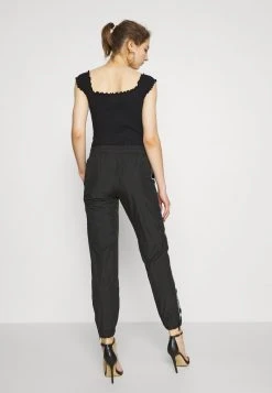 Schlussverkauf 🥰 Karl Kani TRACKPANTS - Jogginghose - Black, Damen ❤️ -Karl Kani Verkäufe a1dfdc85c36b47eb8718dd7c6c955b0f