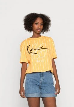 Top 10 ⭐ Karl Kani SIGNATURE CROP TEE - T-Shirt Print - Light Orange, Damen 😍