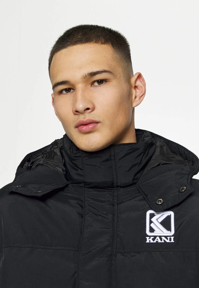 Angebote ⌛ Karl Kani LONG HOODED PUFFER JACKET UNISEX - Wintermantel - Black 🔔 4 Angebote ⌛ Karl Kani LONG HOODED PUFFER JACKET UNISEX - Wintermantel - Black 🔔 – Bild 4