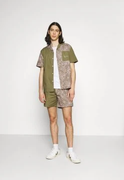 Top 10 🔥 Karl Kani CHEST SIGNATURE PAISLEY BLOCK RESORT SHIRT - Hemd - Sand, Herren ⭐ -Karl Kani Verkäufe a960480400284671b32cb6dc667666ea