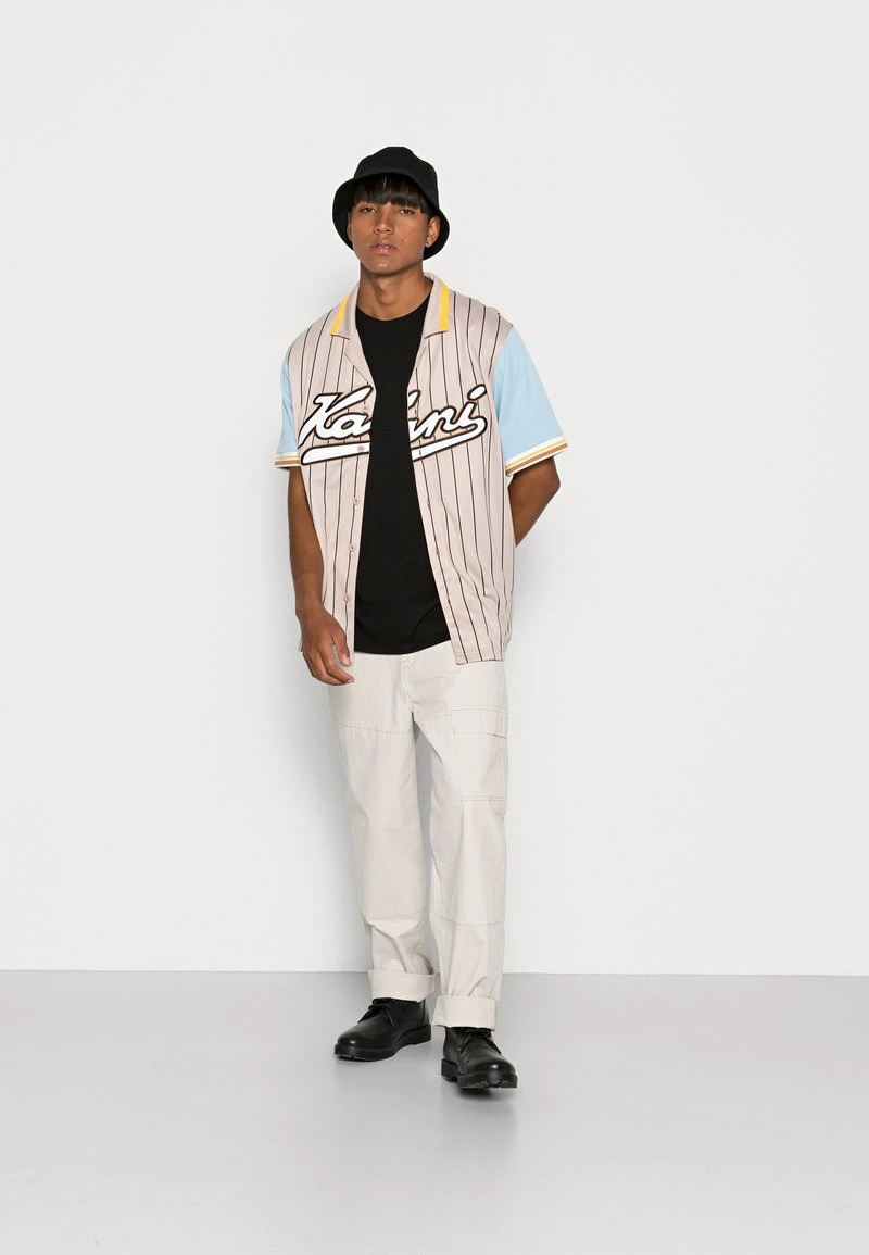 Besorgen 👍 Karl Kani VARSITY ⚾ BASEBALL SHIRT UNISEX - Hemd - Light Sand 😍 2 Besorgen 👍 Karl Kani VARSITY ⚾ BASEBALL SHIRT UNISEX - Hemd - Light Sand 😍 – Bild 2