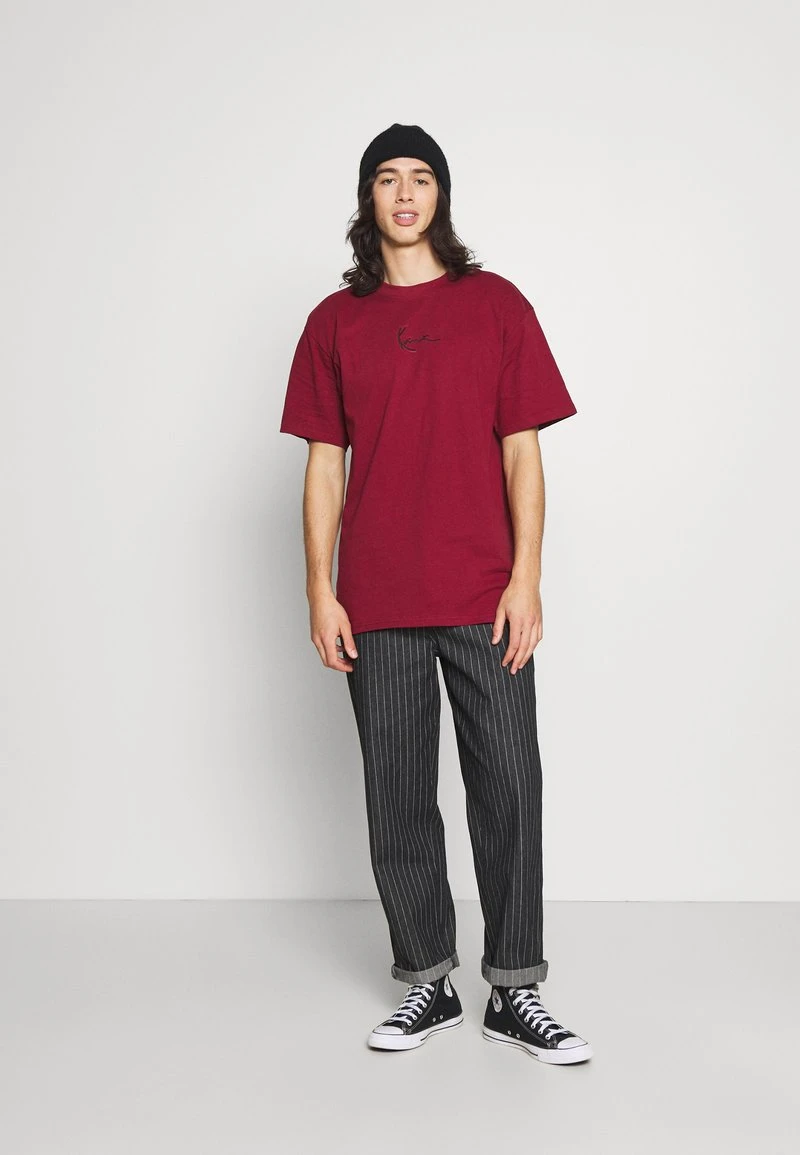Billig 🤩 Karl Kani SIGNATURE ESSENTIAL TEE UNISEX - T-Shirt Basic - Dark Red ⭐ 2 Billig 🤩 Karl Kani SIGNATURE ESSENTIAL TEE UNISEX - T-Shirt Basic - Dark Red ⭐ – Bild 2