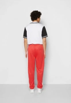 Brandneu 👍 Karl Kani SMALL SIGNATURE STRAIGHT LEG TRACKPANTS - Jogginghose - Red, Herren ✨ -Karl Kani Verkäufe ad160cd8bfa54049a22270165723b1dd