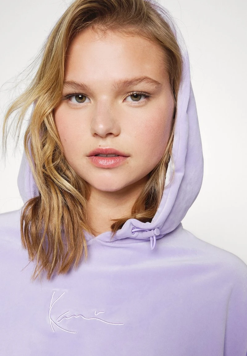 Billig ⌛ Karl Kani SMALL SIGNATURE CROP HOODIE - Kapuzenpullover - Lila, Damen ❤️ 5 Billig ⌛ Karl Kani SMALL SIGNATURE CROP HOODIE - Kapuzenpullover - Lila, Damen ❤️ – Bild 5
