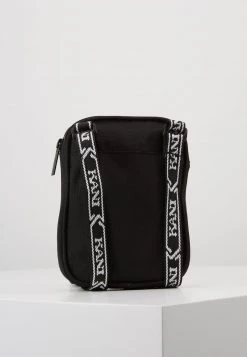 Rabatt ✔️ Karl Kani SIGNATURE TAPE MESSENGER BAG - Umhängetasche - Black/white, Unisex 🎁 -Karl Kani Verkäufe b5754c46da3a45aea9b425181fec1001