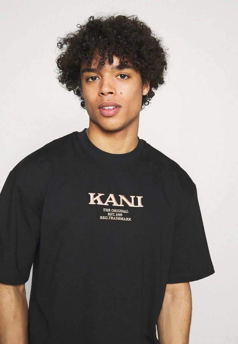 Angebote ⌛ Karl Kani RETRO TEE UNISEX - T-Shirt Print - Black 🔥 4 Angebote ⌛ Karl Kani RETRO TEE UNISEX - T-Shirt Print - Black 🔥 – Bild 4