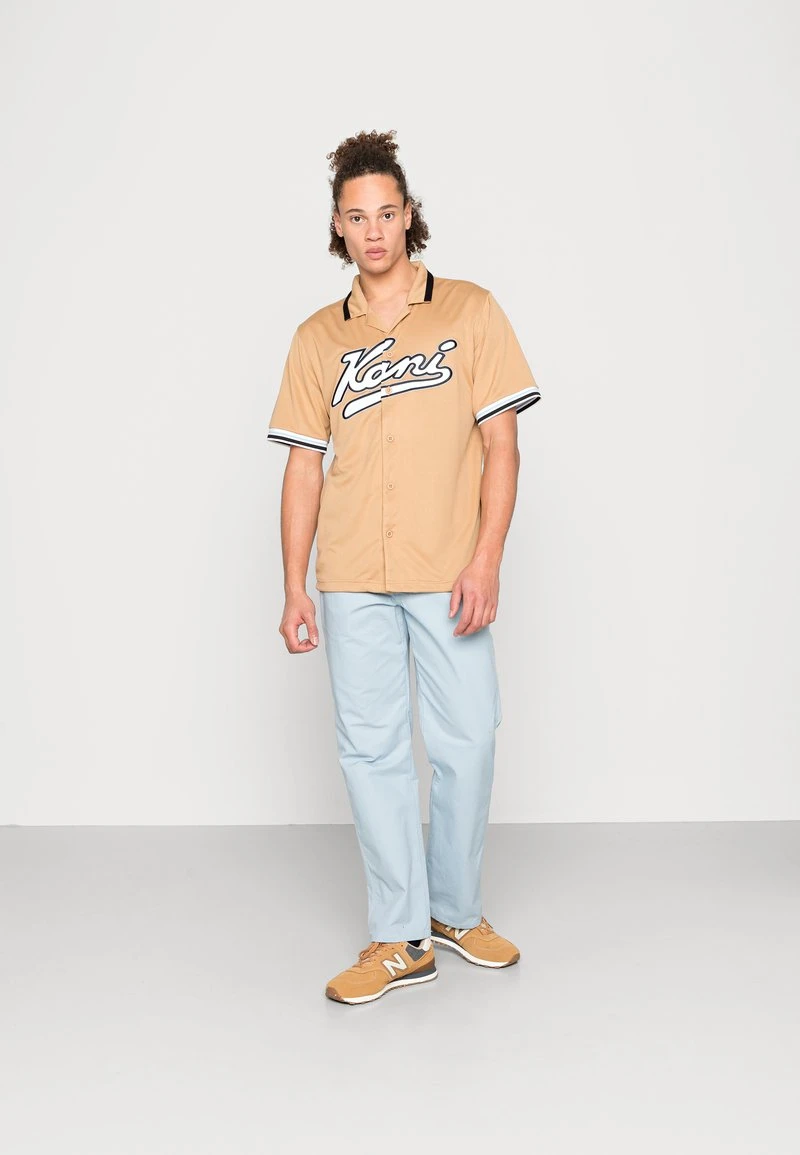 Auslauf ⌛ Karl Kani VARSITY ⚾ BASEBALL - Hemd - Sand, Herren ⌛ 2 Auslauf ⌛ Karl Kani VARSITY ⚾ BASEBALL - Hemd - Sand, Herren ⌛ – Bild 2