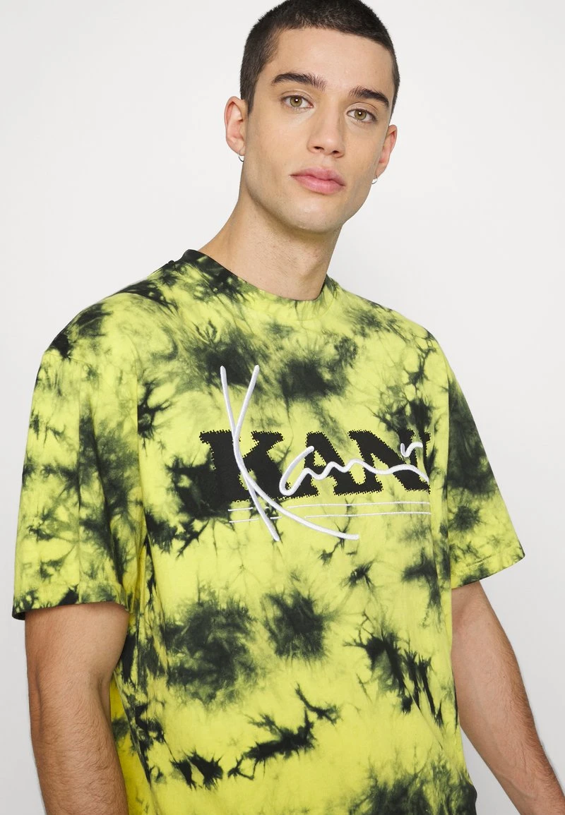 Besorgen ⌛ Karl Kani RETRO TIE DYE TEE UNISEX - T-Shirt Print - Yellow 🔔 4 Besorgen ⌛ Karl Kani RETRO TIE DYE TEE UNISEX - T-Shirt Print - Yellow 🔔 – Bild 4
