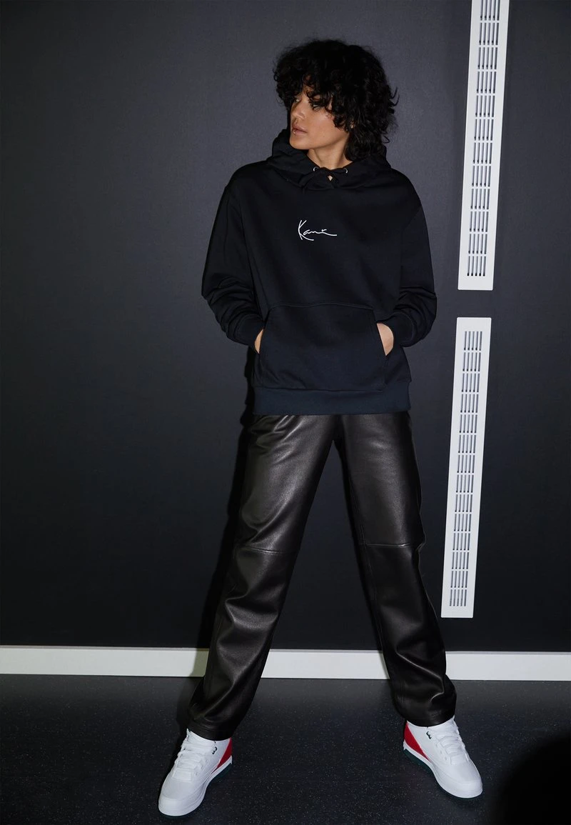 Aktion ❤️ Karl Kani SMALL SIGNATURE ESSENTIAL LOOSE FIT HOODIE BLACK - Sweatshirt - Black, Damen 👏 1 Aktion ❤️ Karl Kani SMALL SIGNATURE ESSENTIAL LOOSE FIT HOODIE BLACK - Sweatshirt - Black, Damen 👏