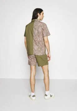 Top 10 🔥 Karl Kani CHEST SIGNATURE PAISLEY BLOCK RESORT SHIRT - Hemd - Sand, Herren ⭐ -Karl Kani Verkäufe be1803fcd96d45e1928a8f0f8e5b0df8