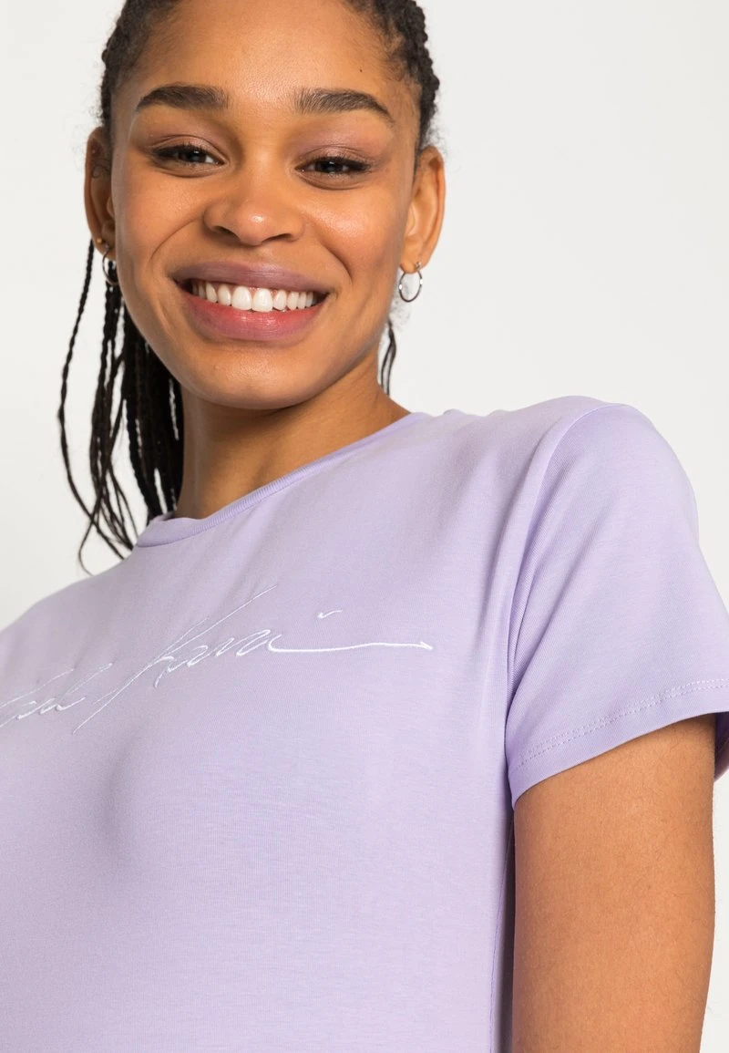 Top 10 ⌛ Karl Kani AUTOGRAPH TIGHT TEE - T-Shirt Print - Purple, Damen ⌛ 5 Top 10 ⌛ Karl Kani AUTOGRAPH TIGHT TEE - T-Shirt Print - Purple, Damen ⌛ – Bild 5
