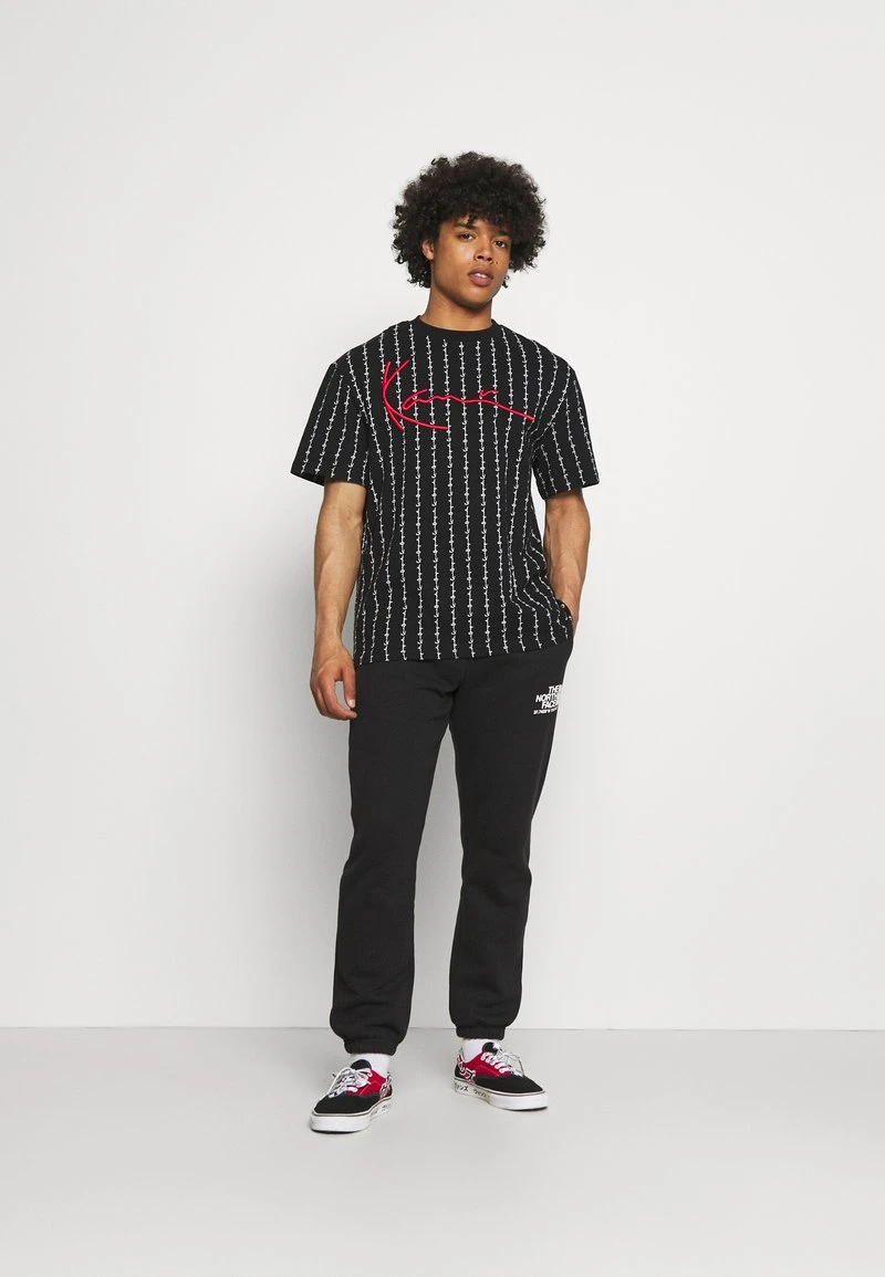 Top 10 ❤️ Karl Kani SIGNATURE LOGO PINSTRIPE TEE - T-Shirt Print - Black, Herren ⭐ 2 Top 10 ❤️ Karl Kani SIGNATURE LOGO PINSTRIPE TEE - T-Shirt Print - Black, Herren ⭐ – Bild 2
