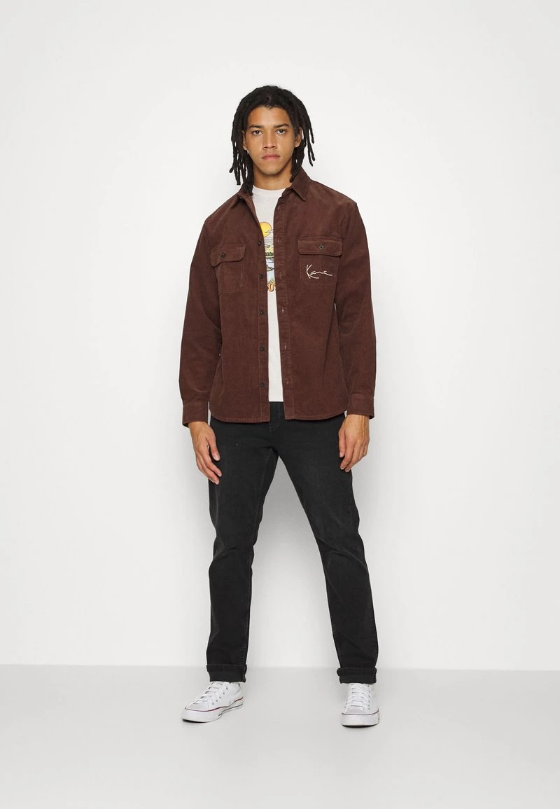 Aktion 🔥 Karl Kani CHEST SIGNATURE 🔔 SHIRT UNISEX - Übergangsjacke - Brown ⌛ 2 Aktion 🔥 Karl Kani CHEST SIGNATURE 🔔 SHIRT UNISEX - Übergangsjacke - Brown ⌛ – Bild 2