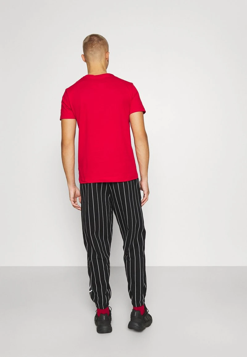 Am billigsten ⌛ Karl Kani SIGNATURE PINSTRIPE PANTS UNISEX - Jogginghose - Black 🎉 3 Am billigsten ⌛ Karl Kani SIGNATURE PINSTRIPE PANTS UNISEX - Jogginghose - Black 🎉 – Bild 3