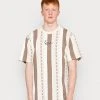 Coupon 🎉 Karl Kani SMALL SIGNATURE UNISEX - T-Shirt Print - Light Brown 🌟 -Karl Kani Verkäufe c7699ce958ca4ecfbb9a584753bd0ee5