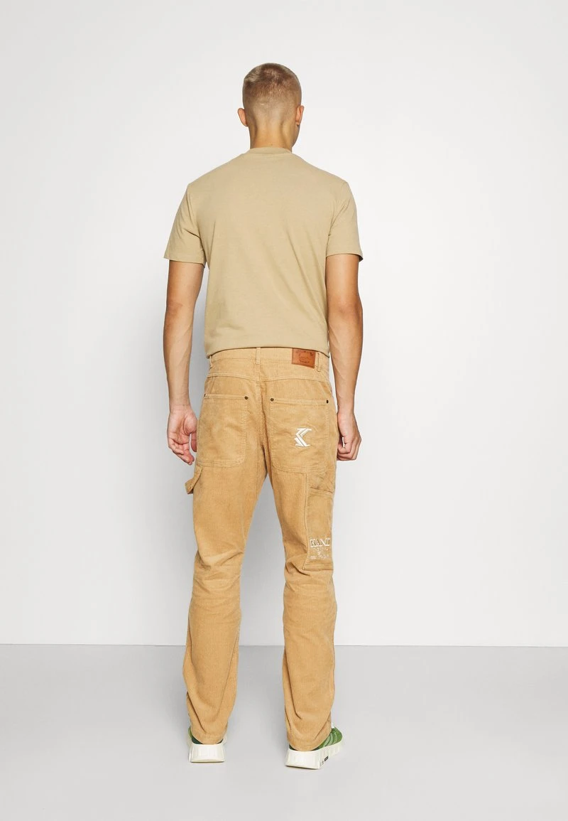 Coupon ⌛ Karl Kani RETRO PANTS UNISEX - Stoffhose - Sand 🥰 3 Coupon ⌛ Karl Kani RETRO PANTS UNISEX - Stoffhose - Sand 🥰 – Bild 3