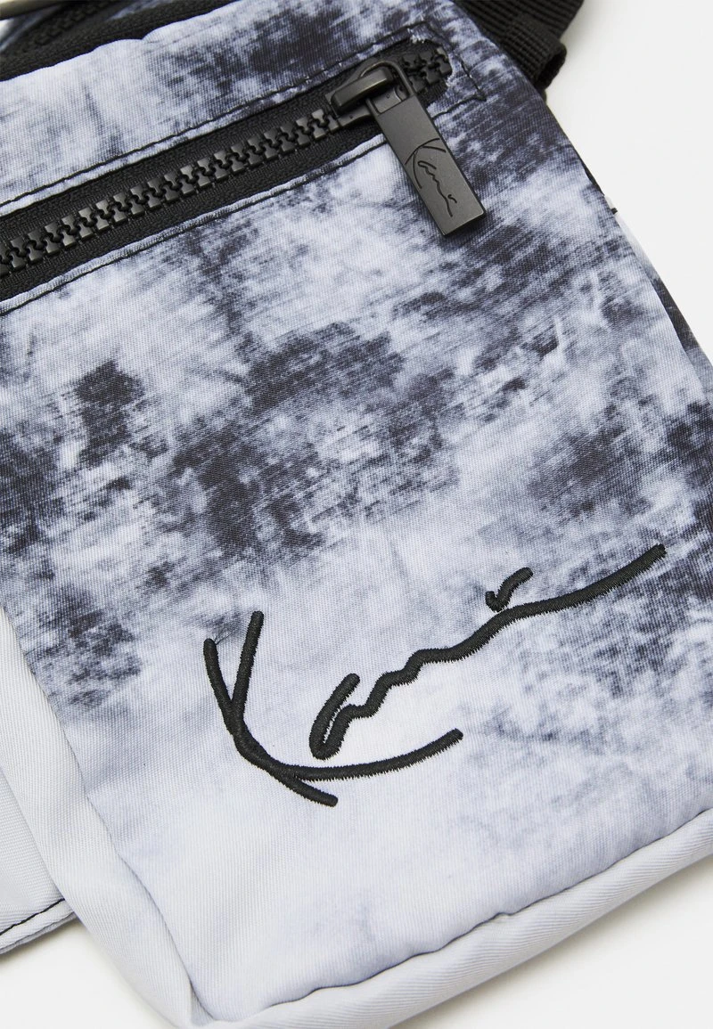 Rabatt ⌛ Karl Kani SIGNATURE TIE DYE BODY BAG UNISEX - Umhängetasche - Black ⭐ 4 Rabatt ⌛ Karl Kani SIGNATURE TIE DYE BODY BAG UNISEX - Umhängetasche - Black ⭐ – Bild 4