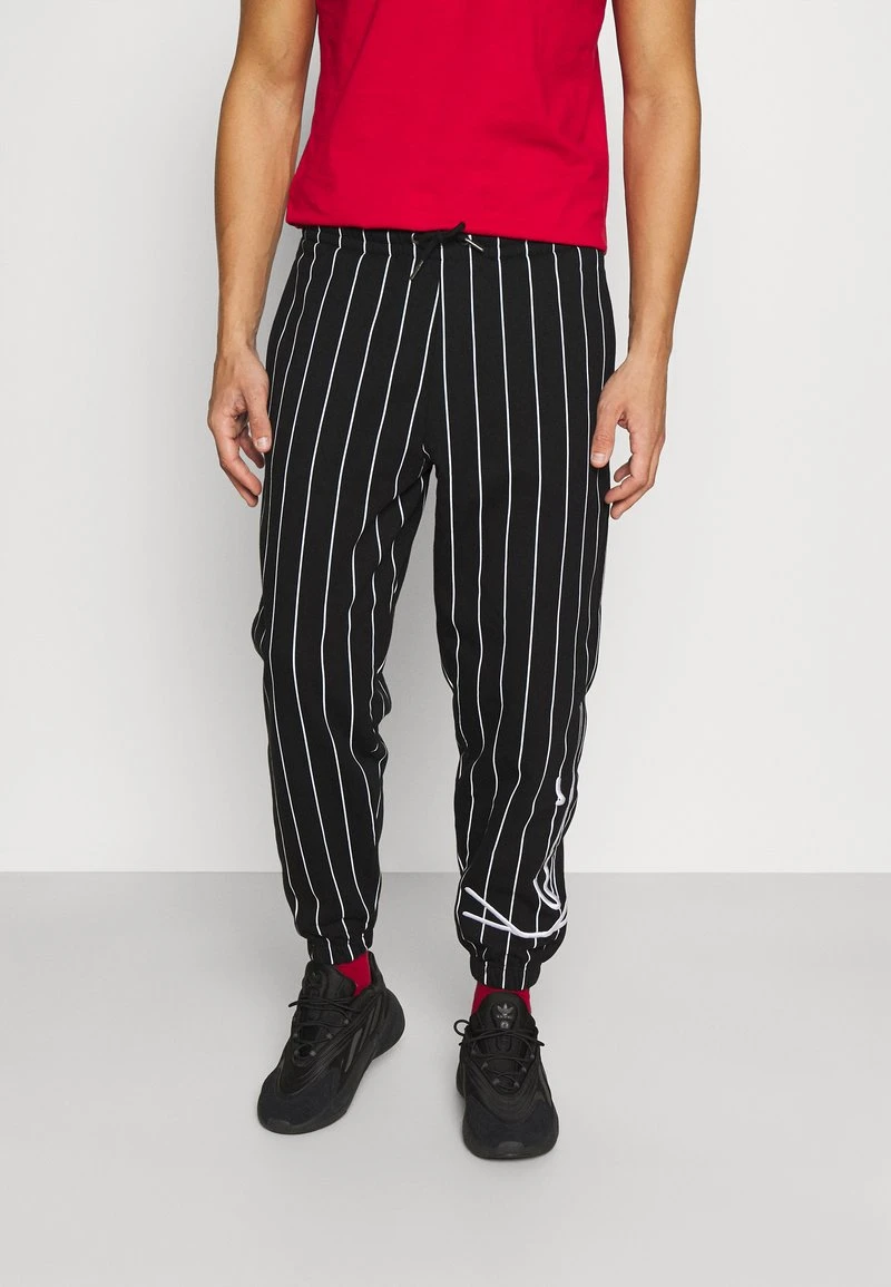 Am billigsten ⌛ Karl Kani SIGNATURE PINSTRIPE PANTS UNISEX - Jogginghose - Black 🎉 1 Am billigsten ⌛ Karl Kani SIGNATURE PINSTRIPE PANTS UNISEX - Jogginghose - Black 🎉