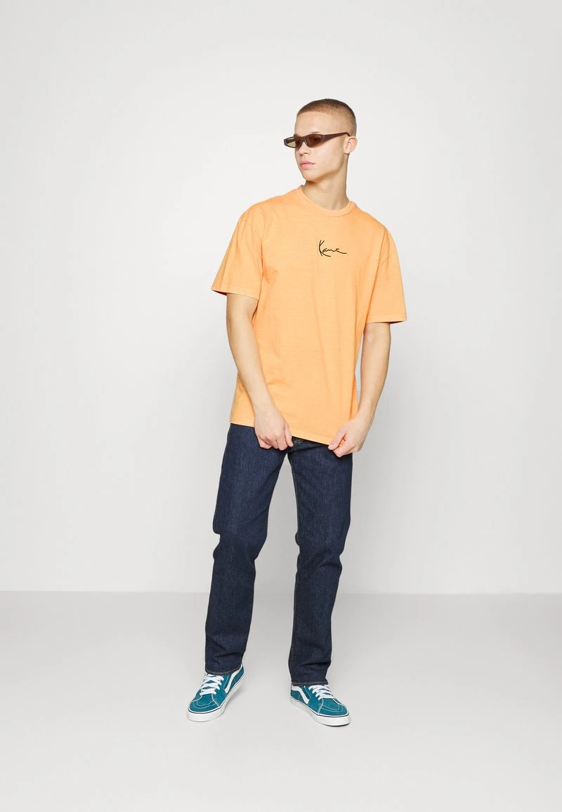 Schlussverkauf ⭐ Karl Kani SMALL SIGNATURE WASHED TEE UNISEX - T-Shirt Print - Light Orange ✨ 2 Schlussverkauf ⭐ Karl Kani SMALL SIGNATURE WASHED TEE UNISEX - T-Shirt Print - Light Orange ✨ – Bild 2