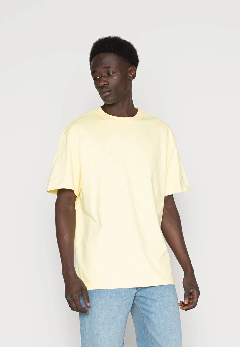 Großhandel ✨ Karl Kani SMALL SIGNATURE ESSENTIAL TEE UNISEX - T-Shirt Basic - Light Yellow ⌛ 1 Großhandel ✨ Karl Kani SMALL SIGNATURE ESSENTIAL TEE UNISEX - T-Shirt Basic - Light Yellow ⌛