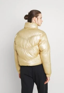Bester Verkauf 🧨 Karl Kani CHEST SIGNATURE PUFFER JACKET - Winterjacke - Gold, Damen ✨ -Karl Kani Verkäufe e593a0bef2044d19a446fc674f3ce240