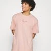 Billig 👏 Karl Kani SMALL SIGNATURE TEE UNISEX - T-Shirt Print - Rose ⭐