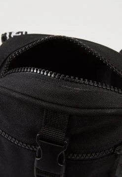 Rabatt ✔️ Karl Kani SIGNATURE TAPE MESSENGER BAG - Umhängetasche - Black/white, Unisex 🎁 -Karl Kani Verkäufe f33f0d93dea345e895041396c678be4b