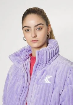 Beste Bewertungen von ⭐ Karl Kani FUZZY PUFFER JACKET - Winterjacke - Lilac, Damen 😍 -Karl Kani Verkäufe f3ce8469cfe54a46a20453b022541220