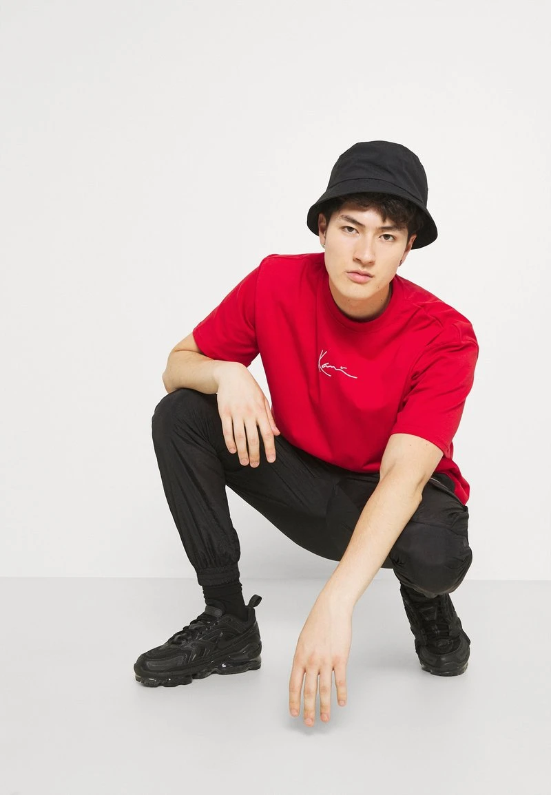 Coupon ⭐ Karl Kani SMALL SIGNATURE TEE UNISEX - T-Shirt Basic - Red 🎁 4 Coupon ⭐ Karl Kani SMALL SIGNATURE TEE UNISEX - T-Shirt Basic - Red 🎁 – Bild 4