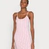 Billig ⭐ Karl Kani SMALL SIGNATURE PINSTRIPE DRESS - Jerseykleid - Rose, Damen 💯