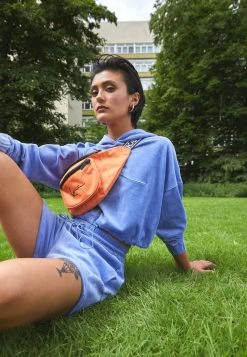 Blitzangebot 🤩 Karl Kani SIGNATURE CROP NICKI HOODIE - Sweatshirt - Blue, Damen ⭐ 10 Blitzangebot 🤩 Karl Kani SIGNATURE CROP NICKI HOODIE - Sweatshirt - Blue, Damen ⭐ -Karl Kani Verkäufe f59fd26a9c1443e180f0e577e7e71557