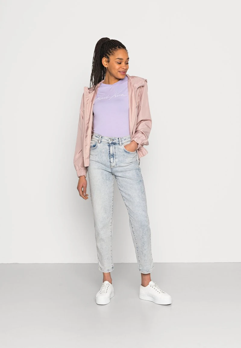 Top 10 ⌛ Karl Kani AUTOGRAPH TIGHT TEE - T-Shirt Print - Purple, Damen ⌛ 2 Top 10 ⌛ Karl Kani AUTOGRAPH TIGHT TEE - T-Shirt Print - Purple, Damen ⌛ – Bild 2