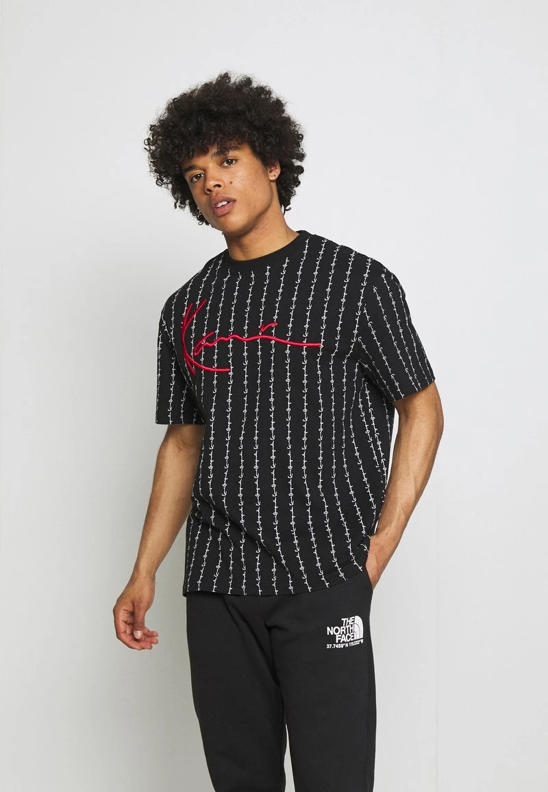 Top 10 ❤️ Karl Kani SIGNATURE LOGO PINSTRIPE TEE - T-Shirt Print - Black, Herren ⭐ 1 Top 10 ❤️ Karl Kani SIGNATURE LOGO PINSTRIPE TEE - T-Shirt Print - Black, Herren ⭐