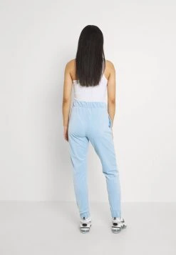 Großhandel 👏 Karl Kani SIGNATURE VELVET PANTS - Jogginghose - Light Blue, Damen 😉 7 Großhandel 👏 Karl Kani SIGNATURE VELVET PANTS - Jogginghose - Light Blue, Damen 😉 -Karl Kani Verkäufe feda2e4db1414453962b04ed9bbd5f12