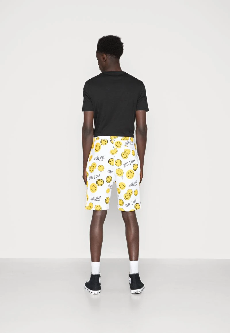 Rabatt ✔️ KARL KANI X SMILEY® SMALL SIGNATURE UNISEX - Shorts - White 🤩 3 Rabatt ✔️ KARL KANI X SMILEY® SMALL SIGNATURE UNISEX - Shorts - White 🤩 – Bild 3